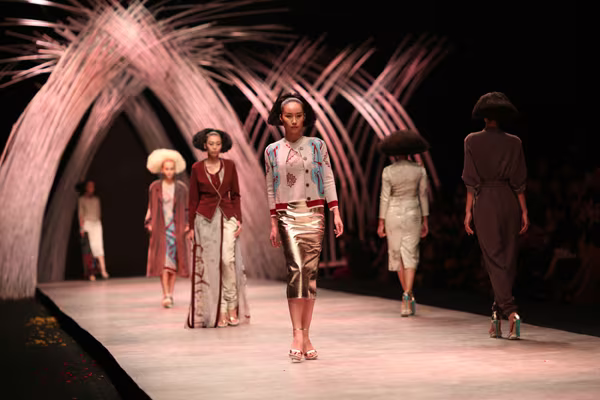 "Kều nữ" Hồng Xuân ấn tượng trong show diễn của NTK nổi tiếng nước Pháp ảnh 6