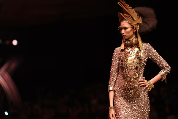 "Kều nữ" Hồng Xuân ấn tượng trong show diễn của NTK nổi tiếng nước Pháp ảnh 9