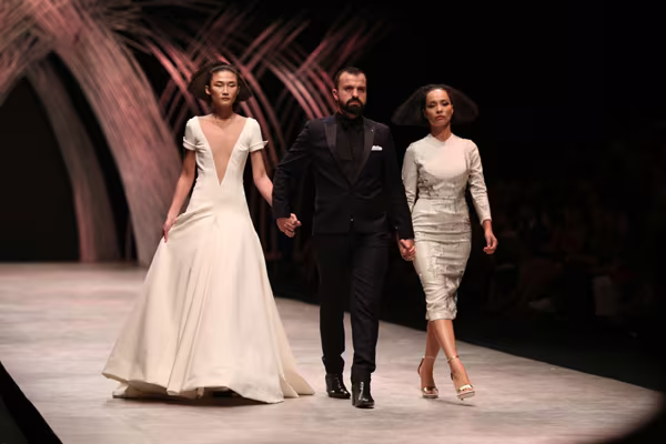 "Kều nữ" Hồng Xuân ấn tượng trong show diễn của NTK nổi tiếng nước Pháp ảnh 1