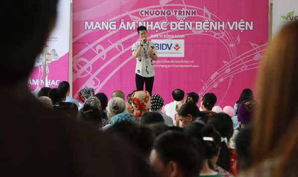 Đức Phúc "nhắn nhủ" cô giáo Mỹ Tâm cùng mang âm nhạc đến bệnh viện ảnh 3 Đức Phúc "nhắn nhủ" cô giáo Mỹ Tâm cùng mang âm nhạc đến bệnh viện ảnh 3
