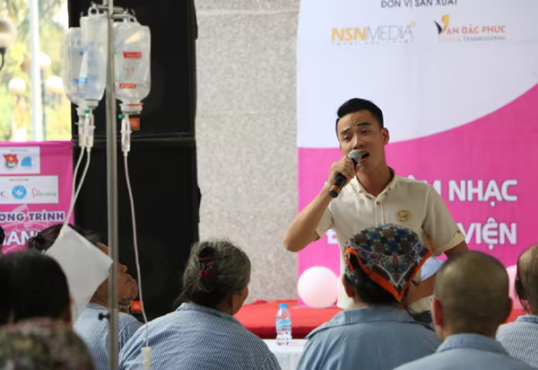 Đức Phúc "nhắn nhủ" cô giáo Mỹ Tâm cùng mang âm nhạc đến bệnh viện ảnh 4 Đức Phúc "nhắn nhủ" cô giáo Mỹ Tâm cùng mang âm nhạc đến bệnh viện ảnh 4
