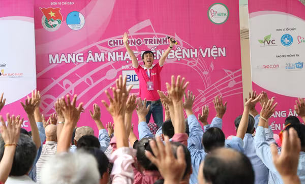 Đức Phúc "nhắn nhủ" cô giáo Mỹ Tâm cùng mang âm nhạc đến bệnh viện ảnh 1 Đức Phúc "nhắn nhủ" cô giáo Mỹ Tâm cùng mang âm nhạc đến bệnh viện ảnh 1