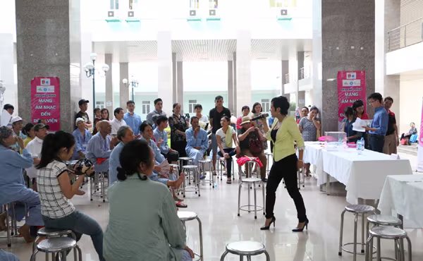 Đức Phúc "nhắn nhủ" cô giáo Mỹ Tâm cùng mang âm nhạc đến bệnh viện ảnh 12 Đức Phúc "nhắn nhủ" cô giáo Mỹ Tâm cùng mang âm nhạc đến bệnh viện ảnh 12