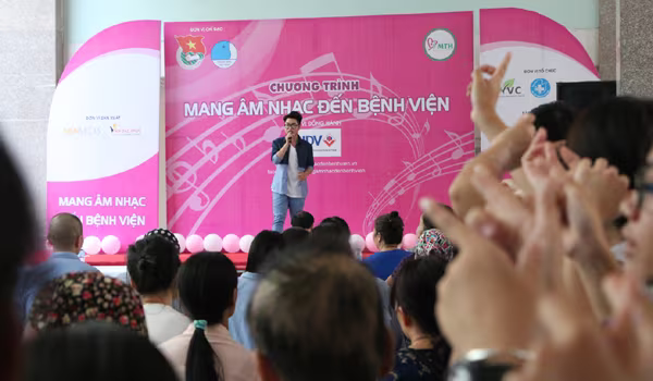 Đức Phúc "nhắn nhủ" cô giáo Mỹ Tâm cùng mang âm nhạc đến bệnh viện ảnh 8 Đức Phúc "nhắn nhủ" cô giáo Mỹ Tâm cùng mang âm nhạc đến bệnh viện ảnh 8
