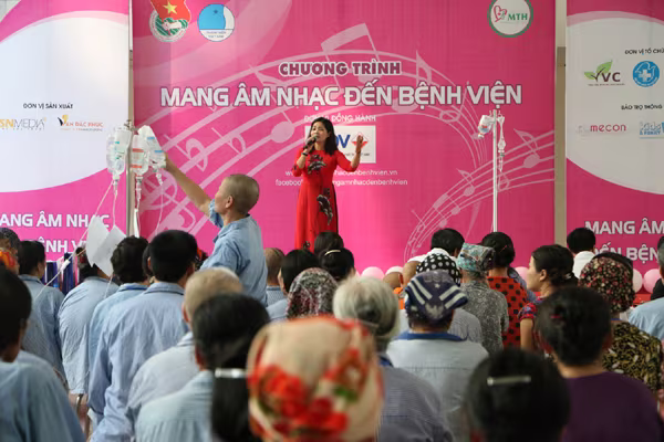 Đức Phúc "nhắn nhủ" cô giáo Mỹ Tâm cùng mang âm nhạc đến bệnh viện ảnh 2 Đức Phúc "nhắn nhủ" cô giáo Mỹ Tâm cùng mang âm nhạc đến bệnh viện ảnh 2