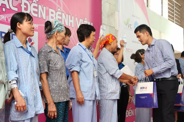 Đức Phúc "nhắn nhủ" cô giáo Mỹ Tâm cùng mang âm nhạc đến bệnh viện ảnh 15 Đức Phúc "nhắn nhủ" cô giáo Mỹ Tâm cùng mang âm nhạc đến bệnh viện ảnh 15