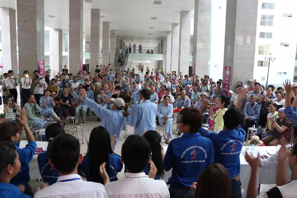 Đức Phúc "nhắn nhủ" cô giáo Mỹ Tâm cùng mang âm nhạc đến bệnh viện ảnh 13 Đức Phúc "nhắn nhủ" cô giáo Mỹ Tâm cùng mang âm nhạc đến bệnh viện ảnh 13