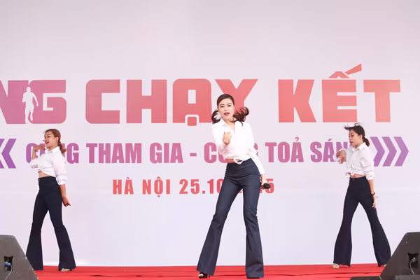 Hoàng Thuỳ Linh biểu diễn cực sung khiến khán giả đứng ngồi không yên ảnh 3 Hoàng Thuỳ Linh biểu diễn cực sung khiến khán giả đứng ngồi không yên ảnh 3