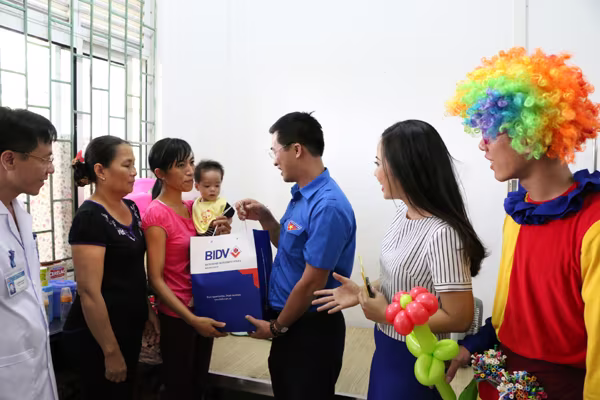 Chiến Thắng - Trà My "khuấy đảo" Bệnh viện Đa khoa tỉnh Vĩnh Phúc ảnh 8 Chiến Thắng - Trà My "khuấy đảo" Bệnh viện Đa khoa tỉnh Vĩnh Phúc ảnh 8