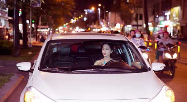 Nữ hoàng Du lịch Dương Kim Ánh khoe nhan sắc hút hồn trên "ghế nóng" ảnh 1