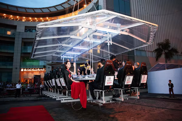 Hoa hậu Mai Phương Thuý sánh vai Kim Lý dự dạ tiệc trên không ảnh 7