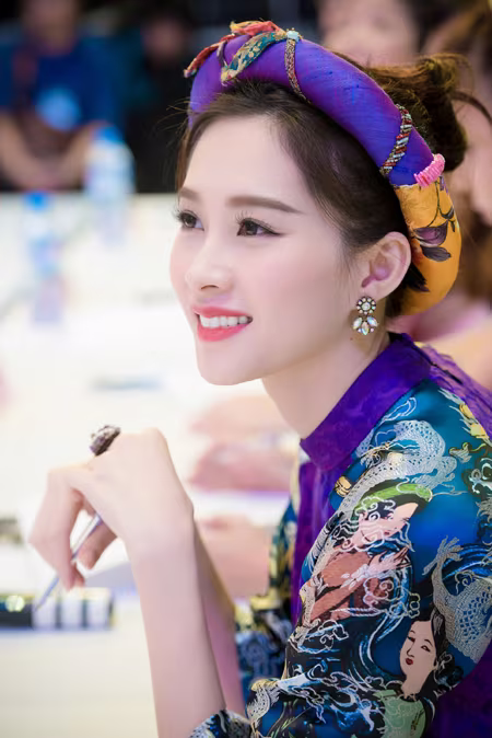 Hoa hậu Đặng Thu Thảo nổi bật trên "ghế nóng" ảnh 5