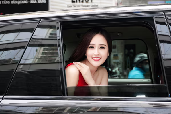 Hoa hậu Mai Phương Thuý ăn diện lộng lẫy, ngồi "xế sang" đi dự sự kiện ảnh 3 Hoa hậu Mai Phương Thuý ăn diện lộng lẫy, ngồi "xế sang" đi dự sự kiện ảnh 3