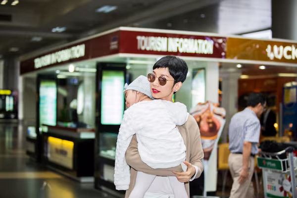 Mẹ con siêu mẫu Xuân Lan gây chú ý tại sân bay Nội Bài ảnh 5 Mẹ con siêu mẫu Xuân Lan gây chú ý tại sân bay Nội Bài ảnh 5