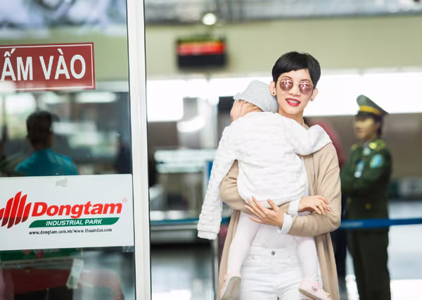 Mẹ con siêu mẫu Xuân Lan gây chú ý tại sân bay Nội Bài ảnh 2 Mẹ con siêu mẫu Xuân Lan gây chú ý tại sân bay Nội Bài ảnh 2