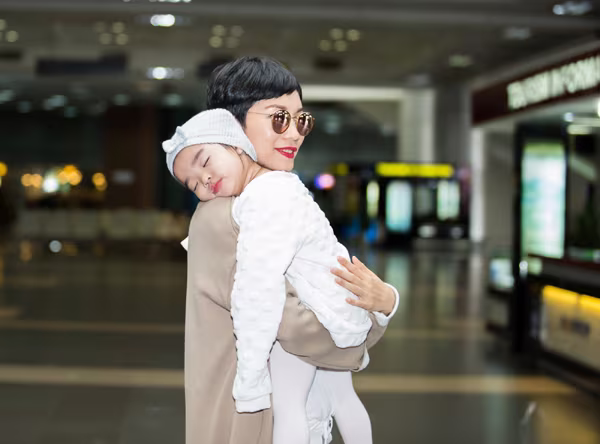 Mẹ con siêu mẫu Xuân Lan gây chú ý tại sân bay Nội Bài ảnh 3 Mẹ con siêu mẫu Xuân Lan gây chú ý tại sân bay Nội Bài ảnh 3