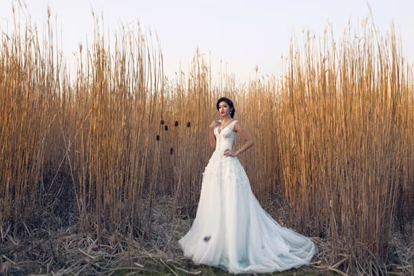 Á hậu Huyền My diện váy cưới đẹp "mê hồn" ở trời Tây ảnh 3