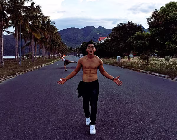 Hữu Vi khoe body "nóng bỏng" ảnh 8 Hữu Vi khoe body "nóng bỏng" ảnh 8