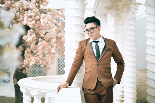 "Phù thuỷ" Tommy Nguyễn hoá thân thành mẫu nam hút mắt ảnh 2