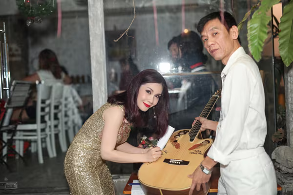 Á hậu Tố Uyên cùng dàn nghệ sĩ tham gia đấu giá ủng hộ MC Lê Tâm ảnh 6