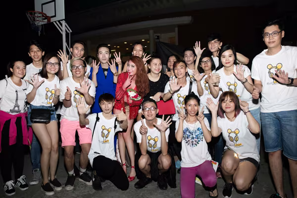 Hoàng Thuỳ Linh nóng bỏng mang cả rào sắt lên sân khấu ảnh 10