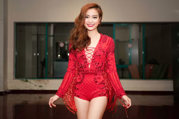 Hoàng Thuỳ Linh nóng bỏng mang cả rào sắt lên sân khấu ảnh 2