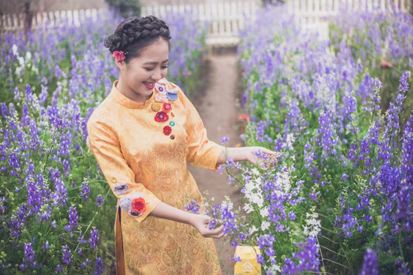 "Nữ hoàng tên miền" Lê Thúy Hạnh hòa mình cùng sắc xuân ảnh 2