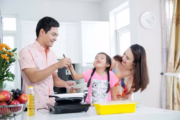 Con gái Hoa hậu Ngọc Diễm trổ tài bếp núc ảnh 1