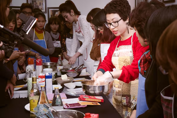 Á hậu Tú Anh học làm bánh chuẩn bị đón Tết ảnh 2 Á hậu Tú Anh học làm bánh chuẩn bị đón Tết ảnh 2