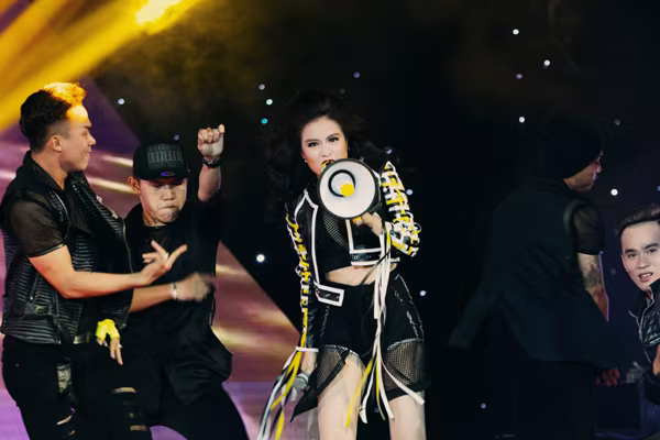 Hoàng Thùy Linh mang motor khủng lên sân khấu "đọ sức nóng" tại The Remix ảnh 2 Hoàng Thùy Linh mang motor khủng lên sân khấu "đọ sức nóng" tại The Remix ảnh 2