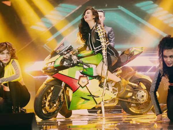Hoàng Thùy Linh mang motor khủng lên sân khấu "đọ sức nóng" tại The Remix ảnh 7 Hoàng Thùy Linh mang motor khủng lên sân khấu "đọ sức nóng" tại The Remix ảnh 7