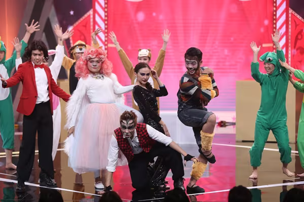 "Người đẹp dao kéo" Kelly Nguyễn lần đầu diễn hài cùng Trịnh Tú Trung ảnh 7 "Người đẹp dao kéo" Kelly Nguyễn lần đầu diễn hài cùng Trịnh Tú Trung ảnh 7