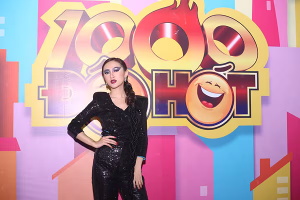 "Người đẹp dao kéo" Kelly Nguyễn lần đầu diễn hài cùng Trịnh Tú Trung ảnh 1 "Người đẹp dao kéo" Kelly Nguyễn lần đầu diễn hài cùng Trịnh Tú Trung ảnh 1