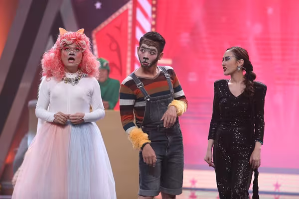 "Người đẹp dao kéo" Kelly Nguyễn lần đầu diễn hài cùng Trịnh Tú Trung ảnh 3 "Người đẹp dao kéo" Kelly Nguyễn lần đầu diễn hài cùng Trịnh Tú Trung ảnh 3