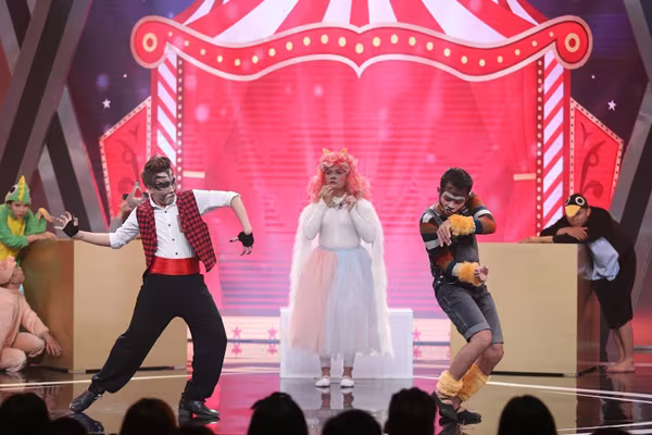 "Người đẹp dao kéo" Kelly Nguyễn lần đầu diễn hài cùng Trịnh Tú Trung ảnh 5 "Người đẹp dao kéo" Kelly Nguyễn lần đầu diễn hài cùng Trịnh Tú Trung ảnh 5