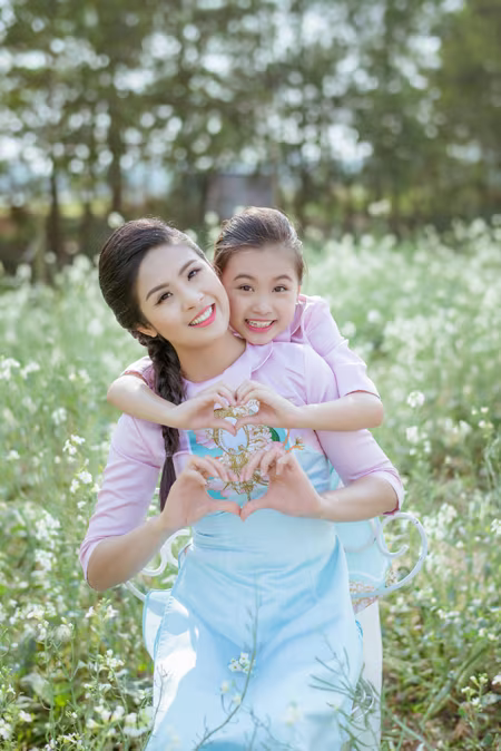 Hoa hậu Ngọc Hân diện áo dài đôi cùng "con gái nuôi" ảnh 9 Hoa hậu Ngọc Hân diện áo dài đôi cùng "con gái nuôi" ảnh 9