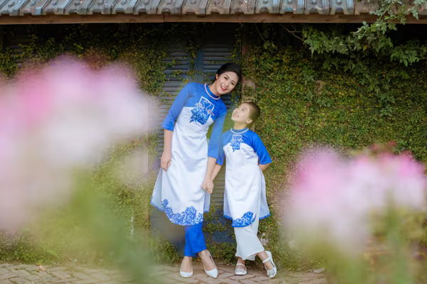 Hoa hậu Ngọc Hân diện áo dài đôi cùng "con gái nuôi" ảnh 3 Hoa hậu Ngọc Hân diện áo dài đôi cùng "con gái nuôi" ảnh 3