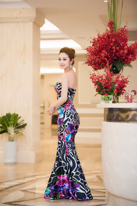 Dương Thuỳ Linh vai trần quyến rũ, đọ sắc Hoa hậu Jennifer Phạm ảnh 7 Dương Thuỳ Linh vai trần quyến rũ, đọ sắc Hoa hậu Jennifer Phạm ảnh 7