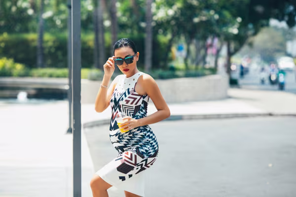 Siêu mẫu Diệu Huyền "bụng bầu" xuống phố vẫn gợi cảm ảnh 2