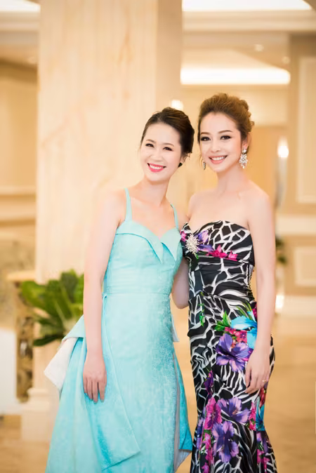 Dương Thuỳ Linh vai trần quyến rũ, đọ sắc Hoa hậu Jennifer Phạm ảnh 8 Dương Thuỳ Linh vai trần quyến rũ, đọ sắc Hoa hậu Jennifer Phạm ảnh 8