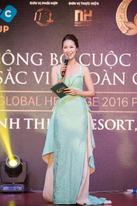 Dương Thuỳ Linh vai trần quyến rũ, đọ sắc Hoa hậu Jennifer Phạm ảnh 4 Dương Thuỳ Linh vai trần quyến rũ, đọ sắc Hoa hậu Jennifer Phạm ảnh 4