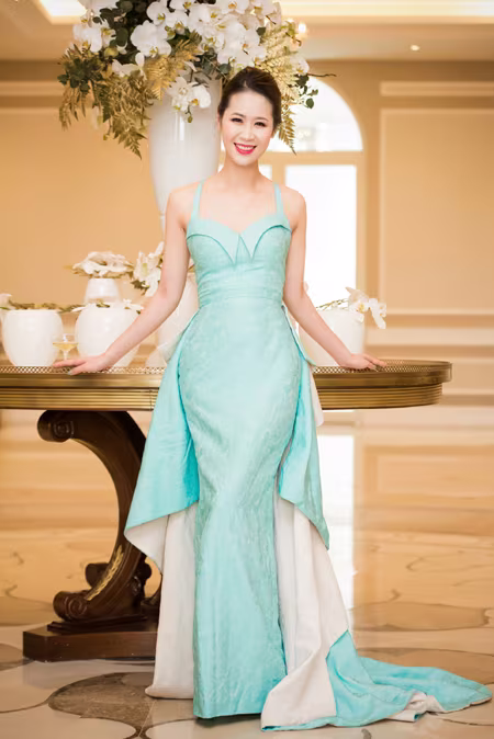 Dương Thuỳ Linh vai trần quyến rũ, đọ sắc Hoa hậu Jennifer Phạm ảnh 3 Dương Thuỳ Linh vai trần quyến rũ, đọ sắc Hoa hậu Jennifer Phạm ảnh 3