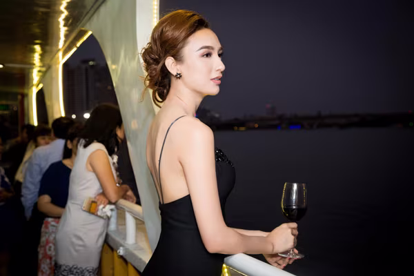 Hoa hậu Ngọc Diễm khoe dáng chuẩn với đầm đuôi cá ảnh 5 Hoa hậu Ngọc Diễm khoe dáng chuẩn với đầm đuôi cá ảnh 5