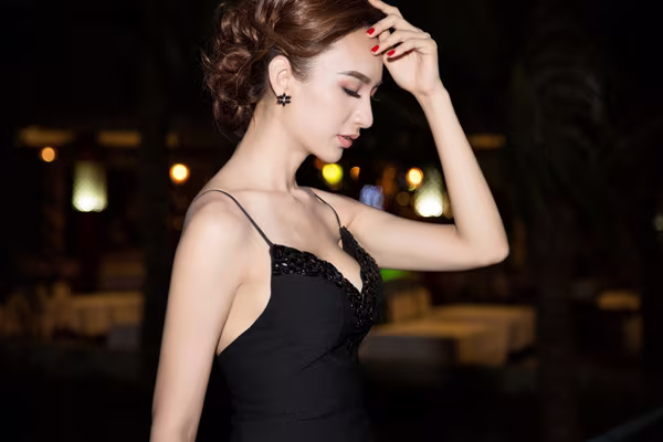 Hoa hậu Ngọc Diễm khoe dáng chuẩn với đầm đuôi cá ảnh 3 Hoa hậu Ngọc Diễm khoe dáng chuẩn với đầm đuôi cá ảnh 3