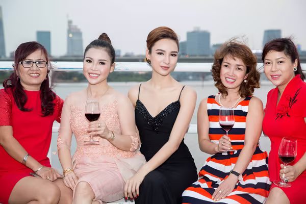 Hoa hậu Ngọc Diễm khoe dáng chuẩn với đầm đuôi cá ảnh 7 Hoa hậu Ngọc Diễm khoe dáng chuẩn với đầm đuôi cá ảnh 7