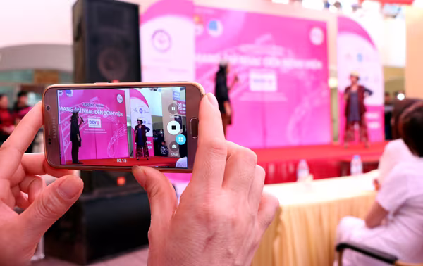 Danh hài Trà My "vác bụng bầu" lên sân khấu ảnh 4