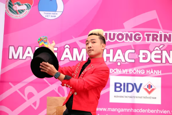 Danh hài Trà My "vác bụng bầu" lên sân khấu ảnh 7