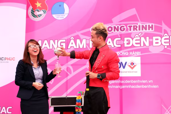 Danh hài Trà My "vác bụng bầu" lên sân khấu ảnh 6