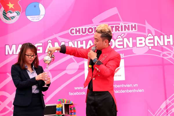 Danh hài Trà My "vác bụng bầu" lên sân khấu ảnh 5