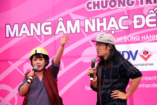 Danh hài Trà My "vác bụng bầu" lên sân khấu ảnh 3